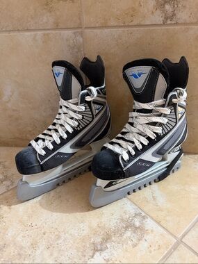 CCM Vector Kids Ice Skates - Size 4 - shoe size 5.5